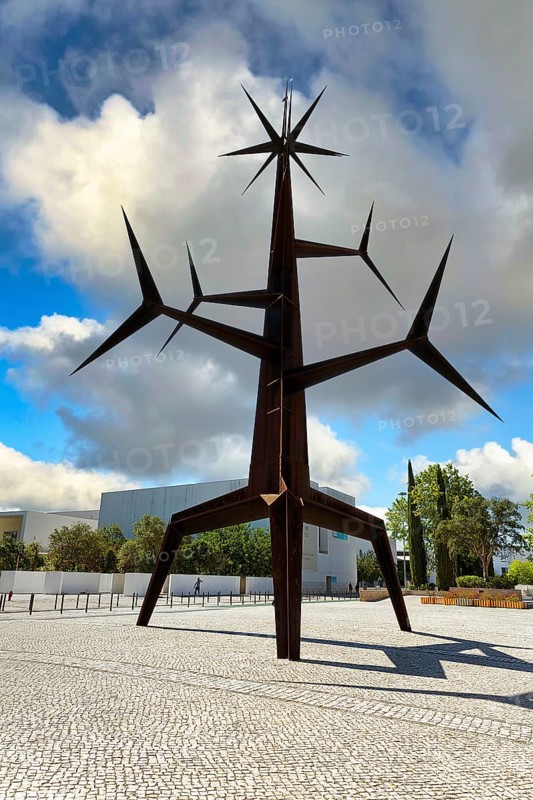 Modern sculpture Homem Sol