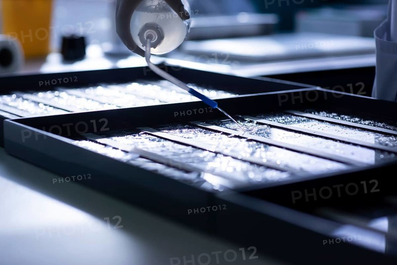 Rinsing samples in a histology laboratory