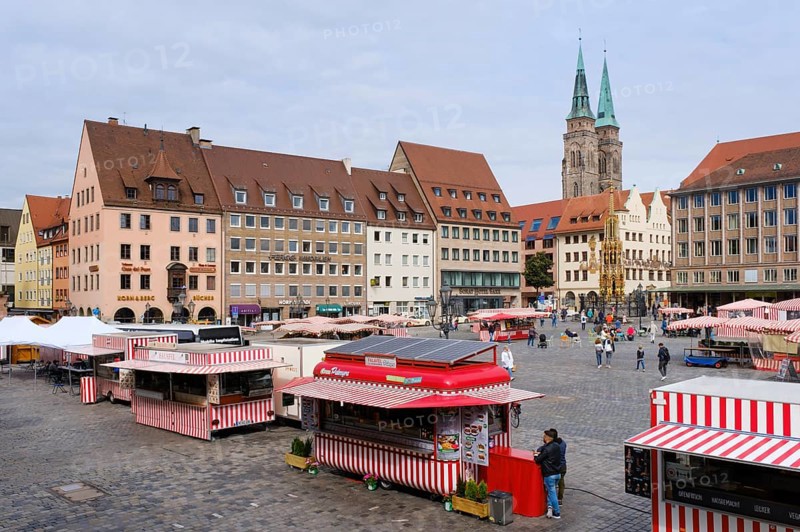 Market stalls at the main market with Schoener Brunnen and St. Sebaldus Church