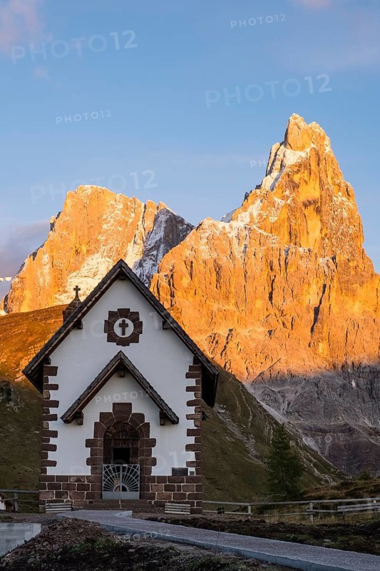 Chapel in front of Cimon della Pala