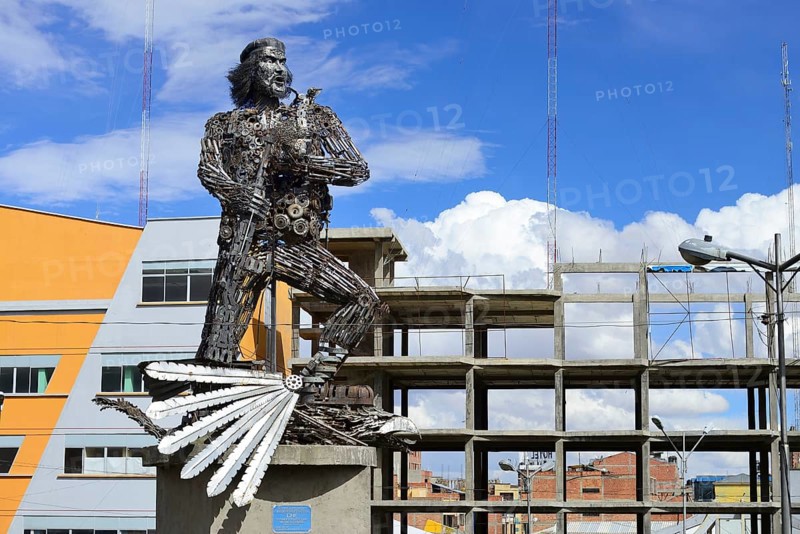 Ernesto Che Guevara as a statue made of engine parts