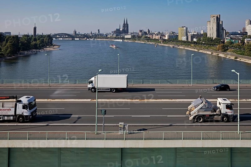 Traffic on the Zoobruecke seen from the cable car