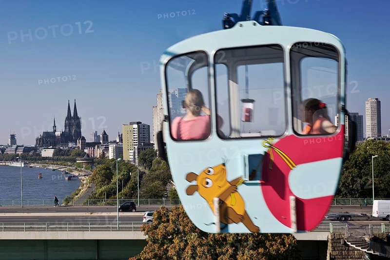 Gondola of the Rheinbahn with a view of the cathedral