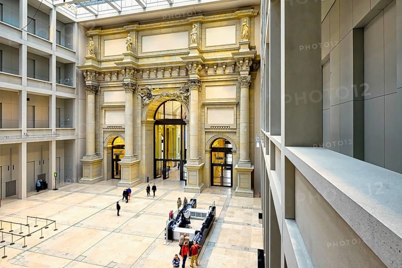 Baroque gate in the Foyer