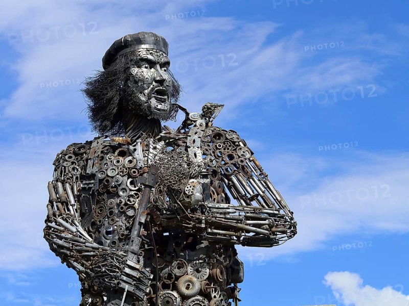 Ernesto Che Guevara as a statue made of engine parts