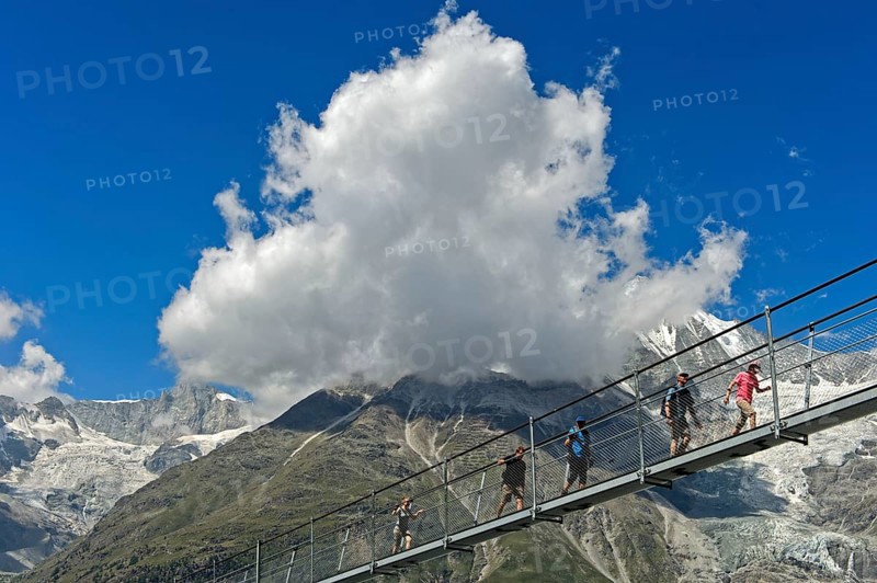 Hikers crossing the Charles Kuonen suspension bridge