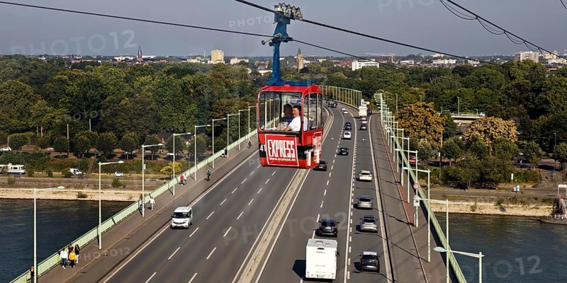 Gondola of the Rheinbahn with traffic on the Zoobruecke
