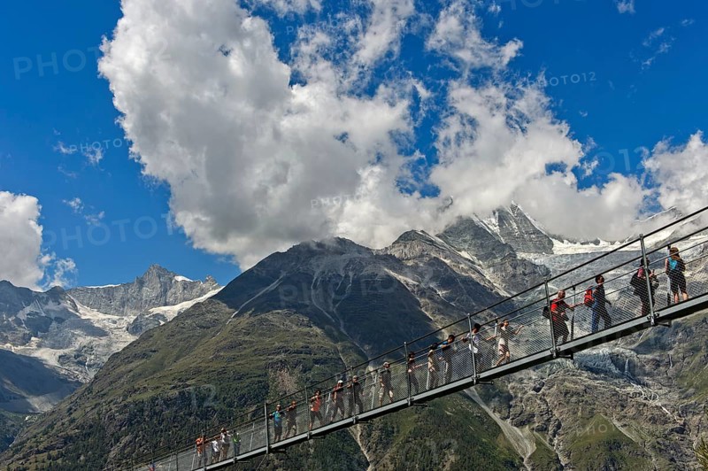 Hikers crossing the Charles Kuonen suspension bridge