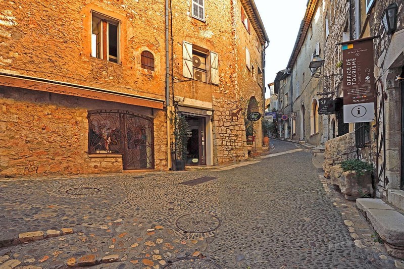Cosy alleys and squares
