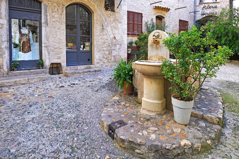 Cosy alleys and squares