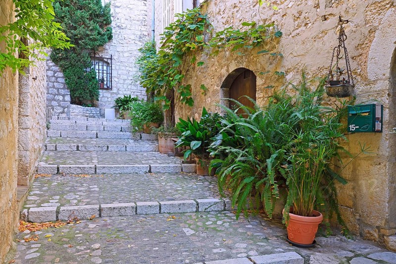 Cosy alleys and squares