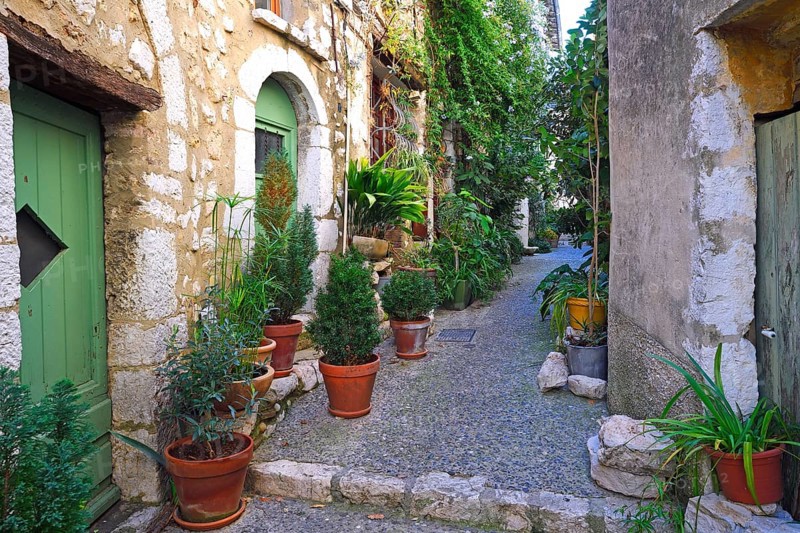 Cosy alleys and squares