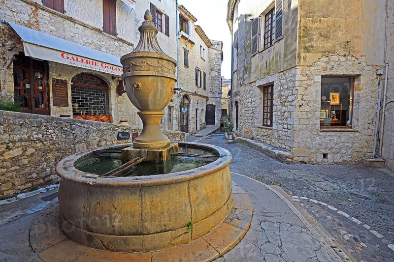 Cosy alleys and squares