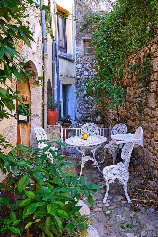 Cosy alleys and squares