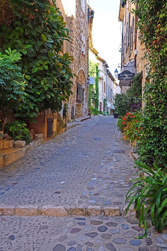 Cosy alleys and squares