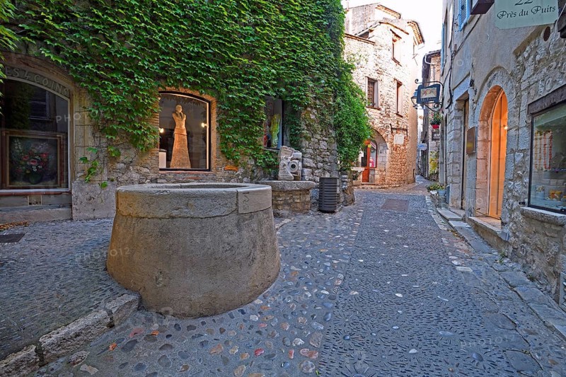 Cosy alleys and squares