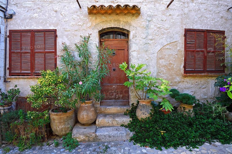 Cosy alleys and squares