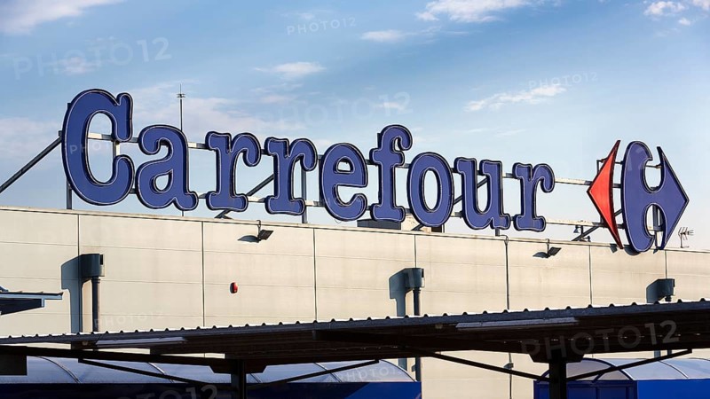 Carrefour lettering and logo on a roof