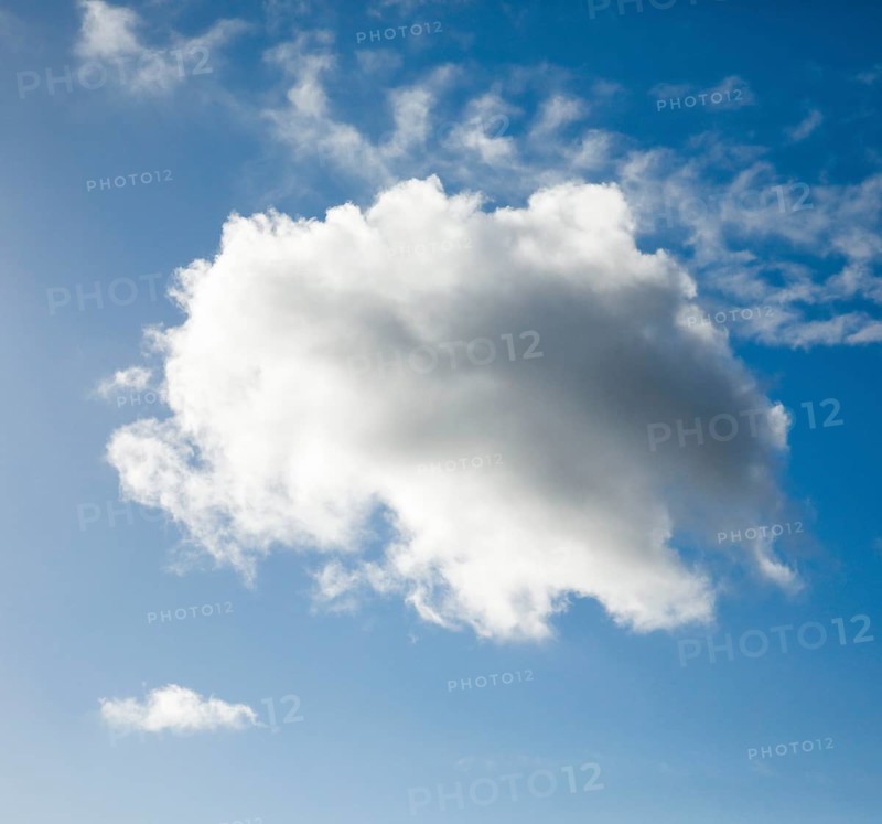 A single fleecy cloud