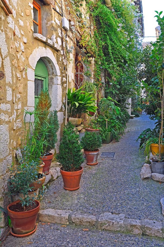 Cosy alleys and squares
