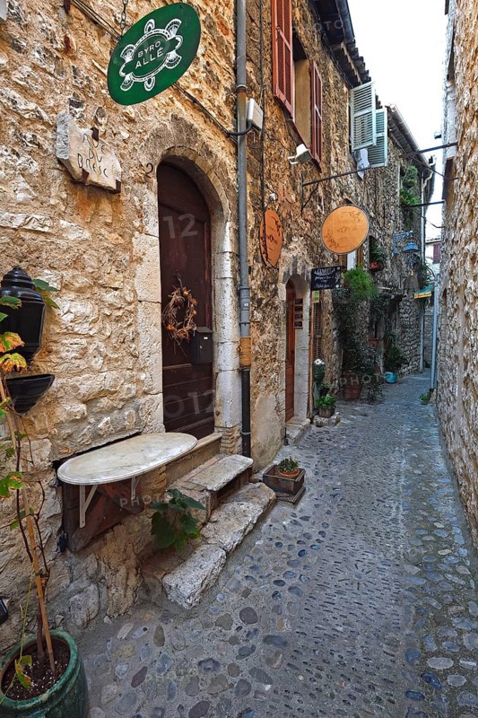 Cosy alleys and squares