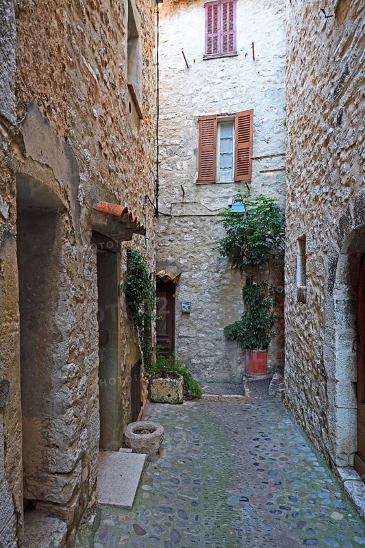 Cosy alleys and squares