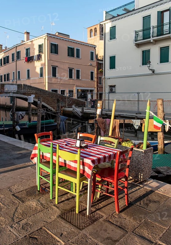 Outdoor restaurant table by Canal Vena