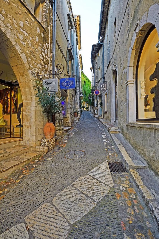 Cosy alleys and squares