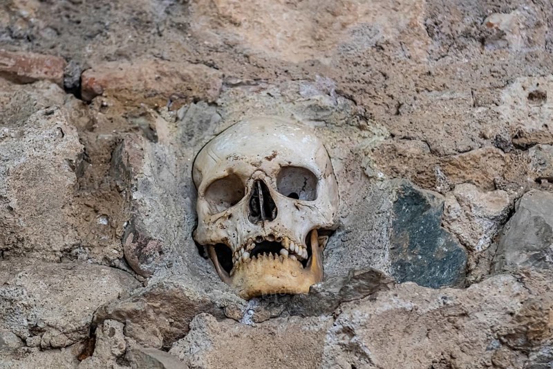 Stone structure embedded with human skulls