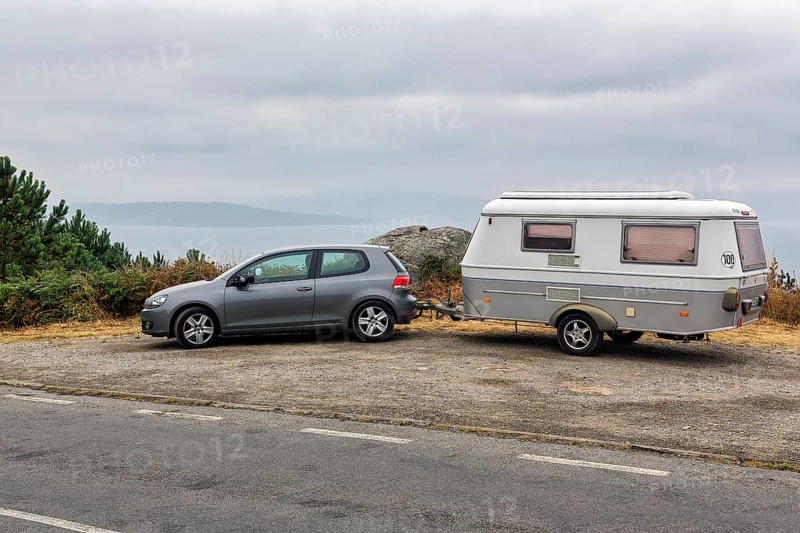 Car with lifting roof caravan