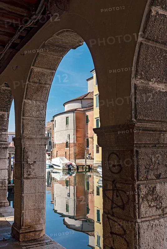 Canal Vena seen throuh arcade of Palazzo Grassi