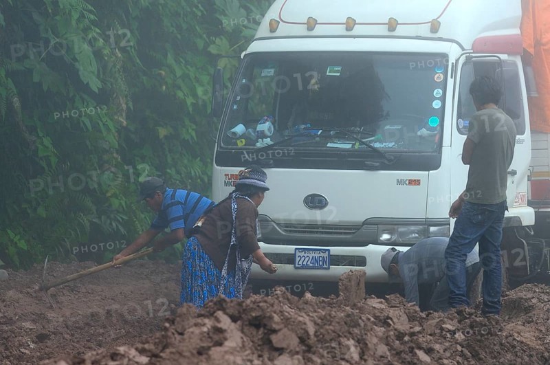 Truck stuck in mud on Ruta 3 in fog