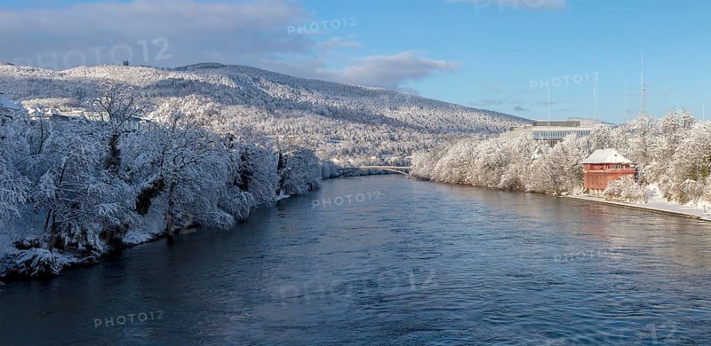 View over the Aare to the boathouse