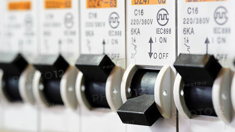 Fuse box circuit breakers