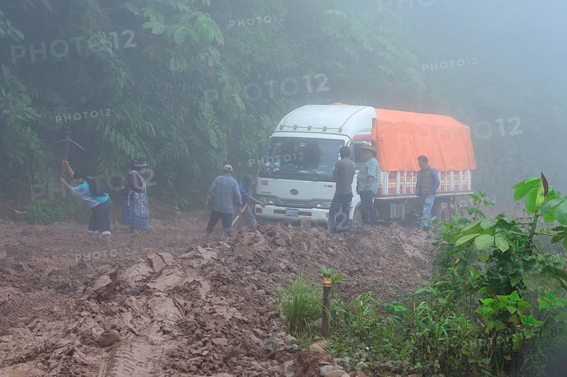 Truck stuck in mud on Ruta 3 in fog