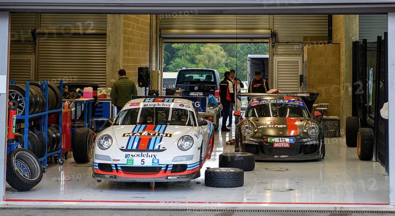 Porsche 911 GT3 changing to rain tyres on trackday in pit of Circuit de Spa-Francorchamps