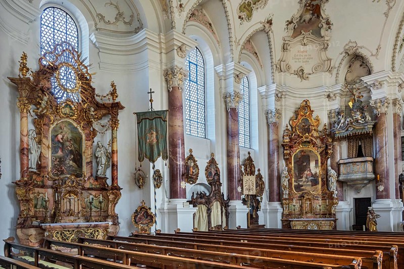 Side altars and pulpit