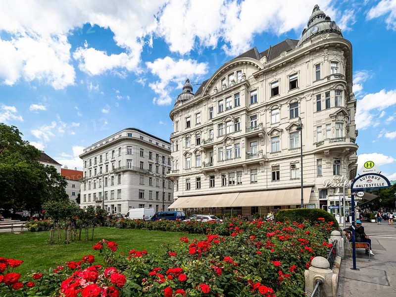 Old manor house with Viennese coffee