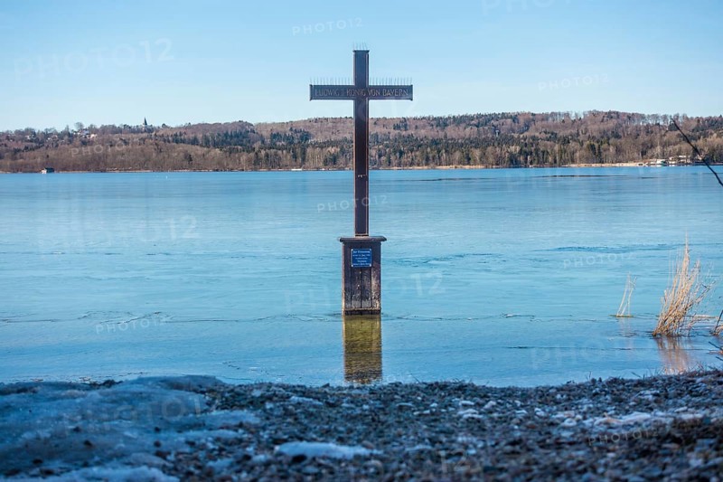 Winter memorial cross