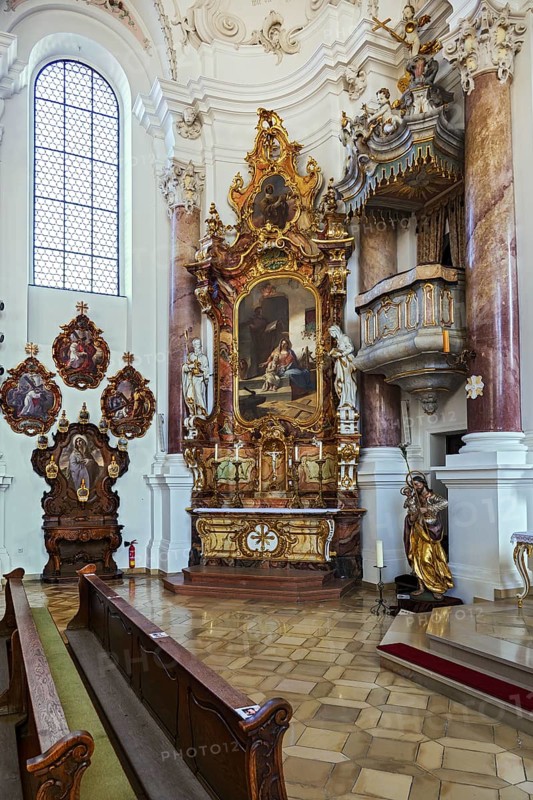 Side altar and pulpit