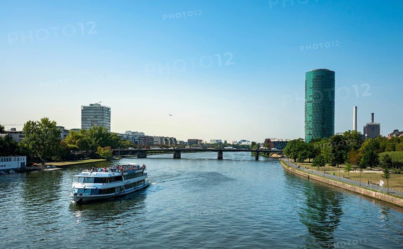The Main with the Westhafenturm in the Gutleutviertel