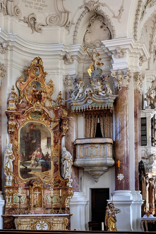 Side altars and pulpit