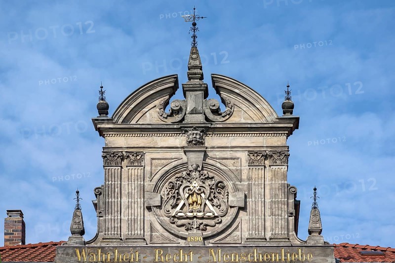 Symbol and saying on a lodge house of the Freemasons from 1890