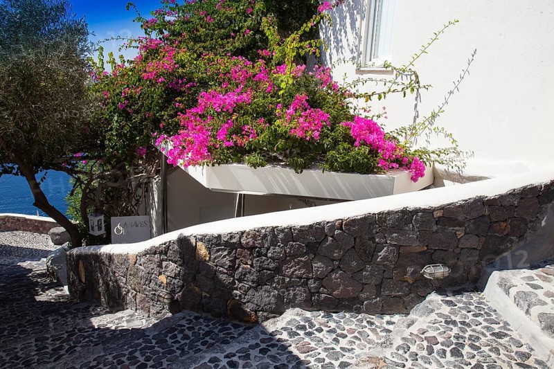 Staircase to hotel with an inner courtyard in Imerovigli