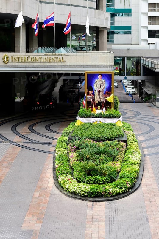 Picture Thailand's King Maha Vajiralongkorn in front of the Intercontinental Hotel