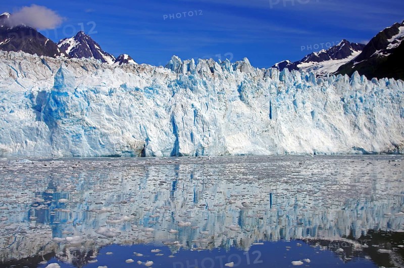 GLetscher and mountains reflected in the water