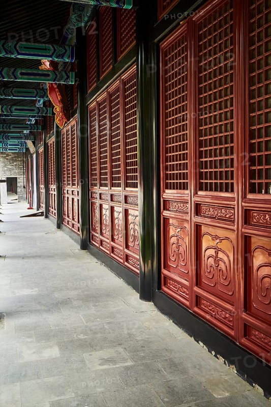 Building doors in the Confucius Temple