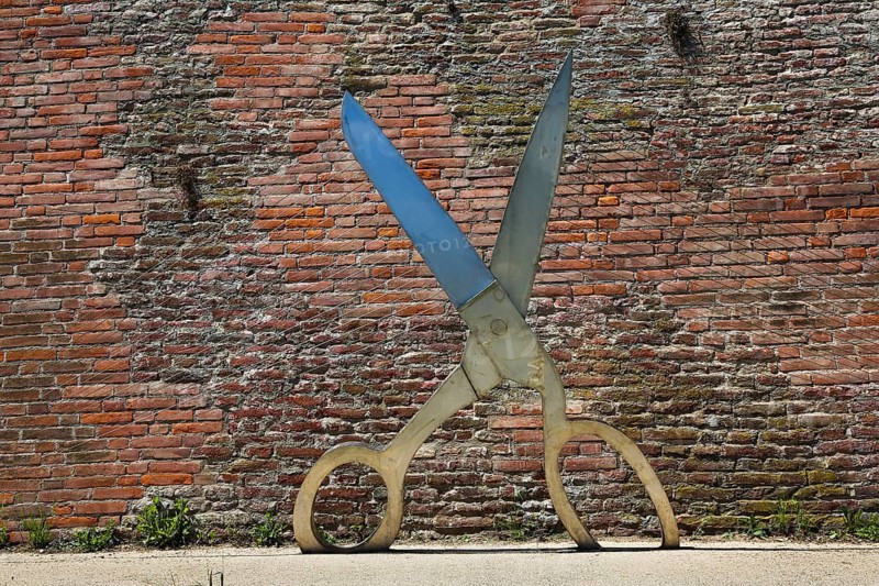 Scissors on the city wall