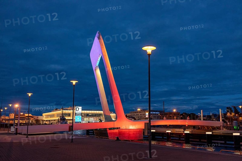 New movable pedestrian bridge over the Admiral Basin