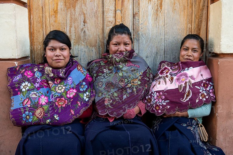 Local Tzotzil marketwomen having a chat